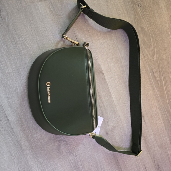 Green Lululemon Leather Alternative Saddle Crossbody Bag 2L - Picture 2 of 5